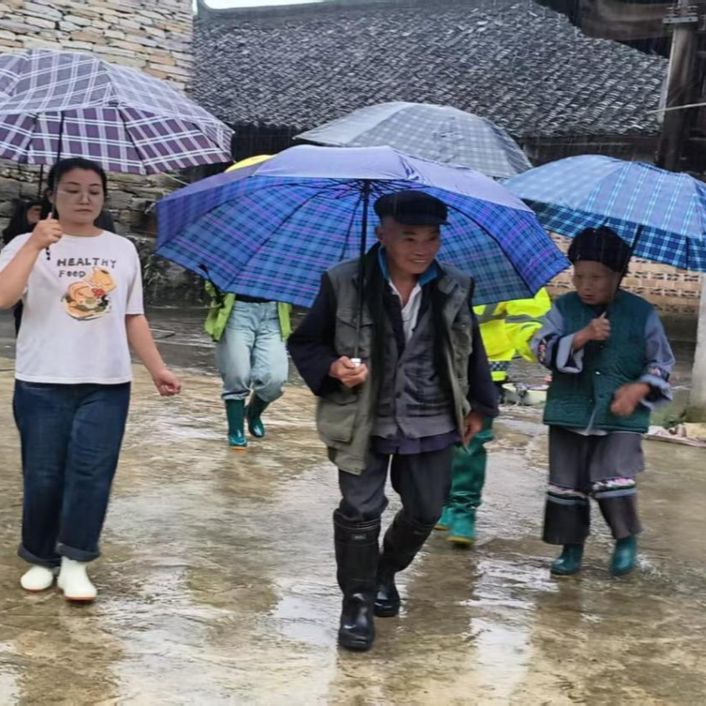 暴雨来袭不退缩！这个镇干群同心筑牢防汛“安全墙”！