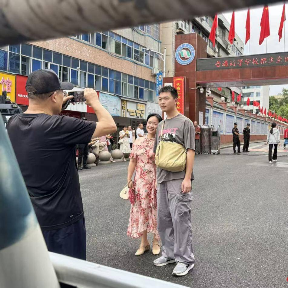 有一种爱，叫全城护考——高考首日见闻