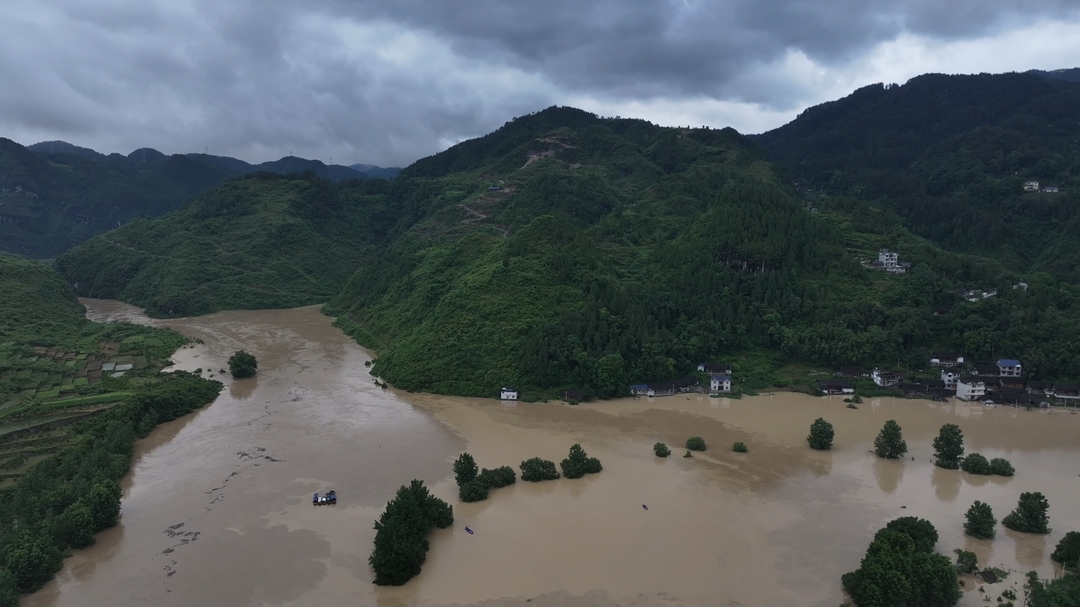 组图丨花垣县党员干部奋战暴雨抢险救灾一线