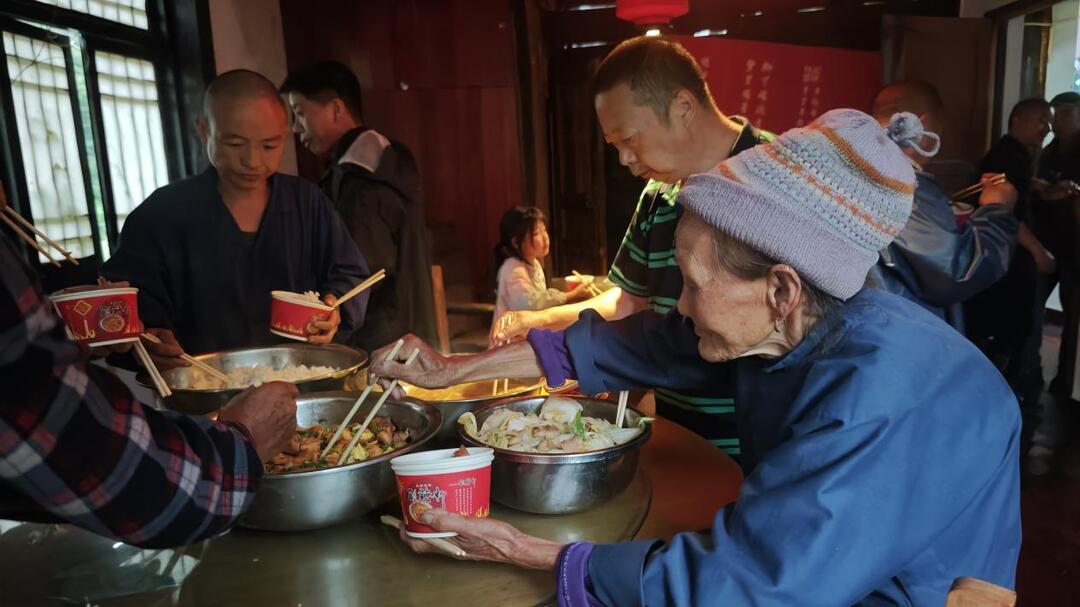 这对夫妻暂停营业，无偿开放农庄接纳转移群众