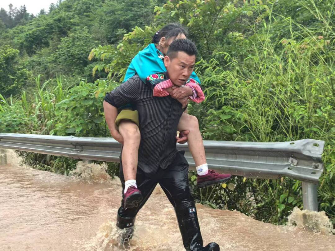 全员上阵 全域同心 筑牢防汛抗洪“红色堤坝”