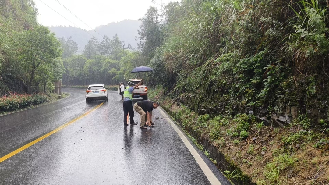 暴雨之中，“警路”联动巡线除患保畅通