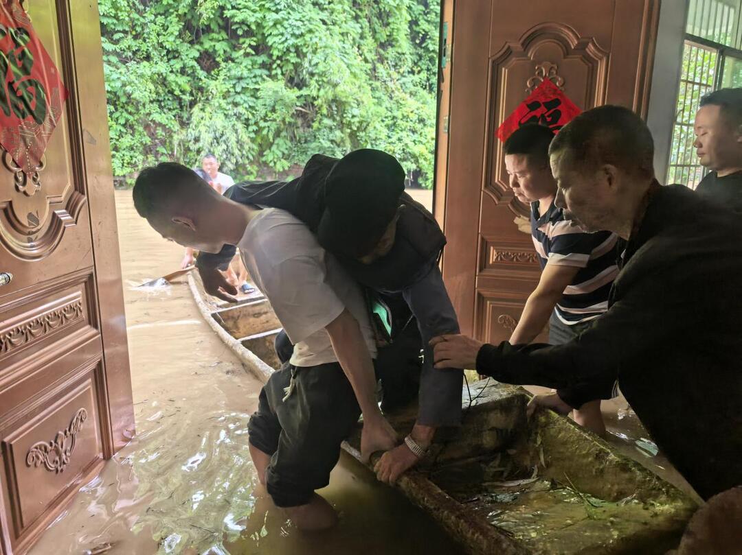 洪雨锁道 12小时温情护民