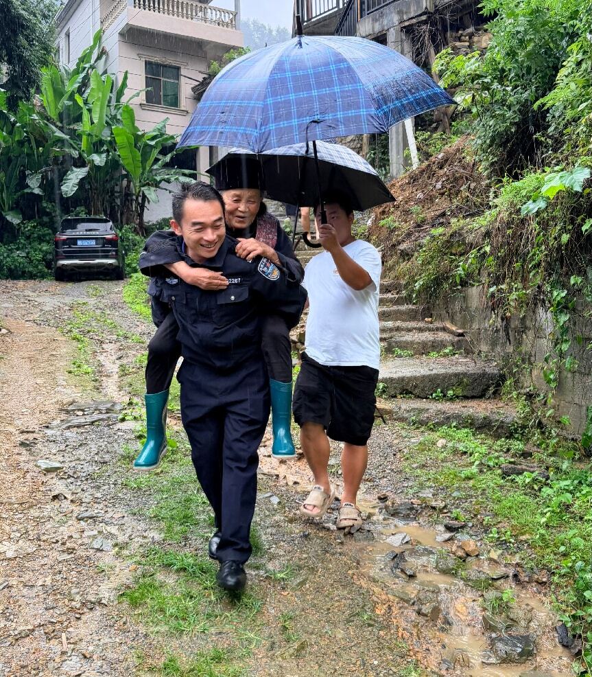 暴雨来袭勇担当 防汛抢险护民安