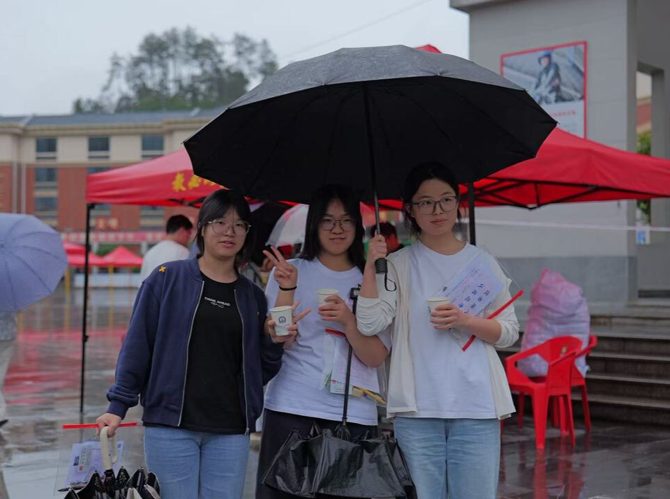 视频｜高考遇大雨，这个考点备齐了……