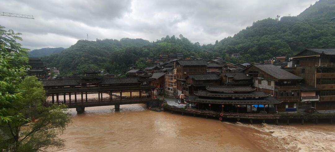 强降雨引发道路塌方 默戎镇紧急转移30名群众