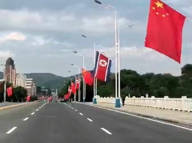 热烈欢迎习近平总书记 平壤飘扬中朝国旗