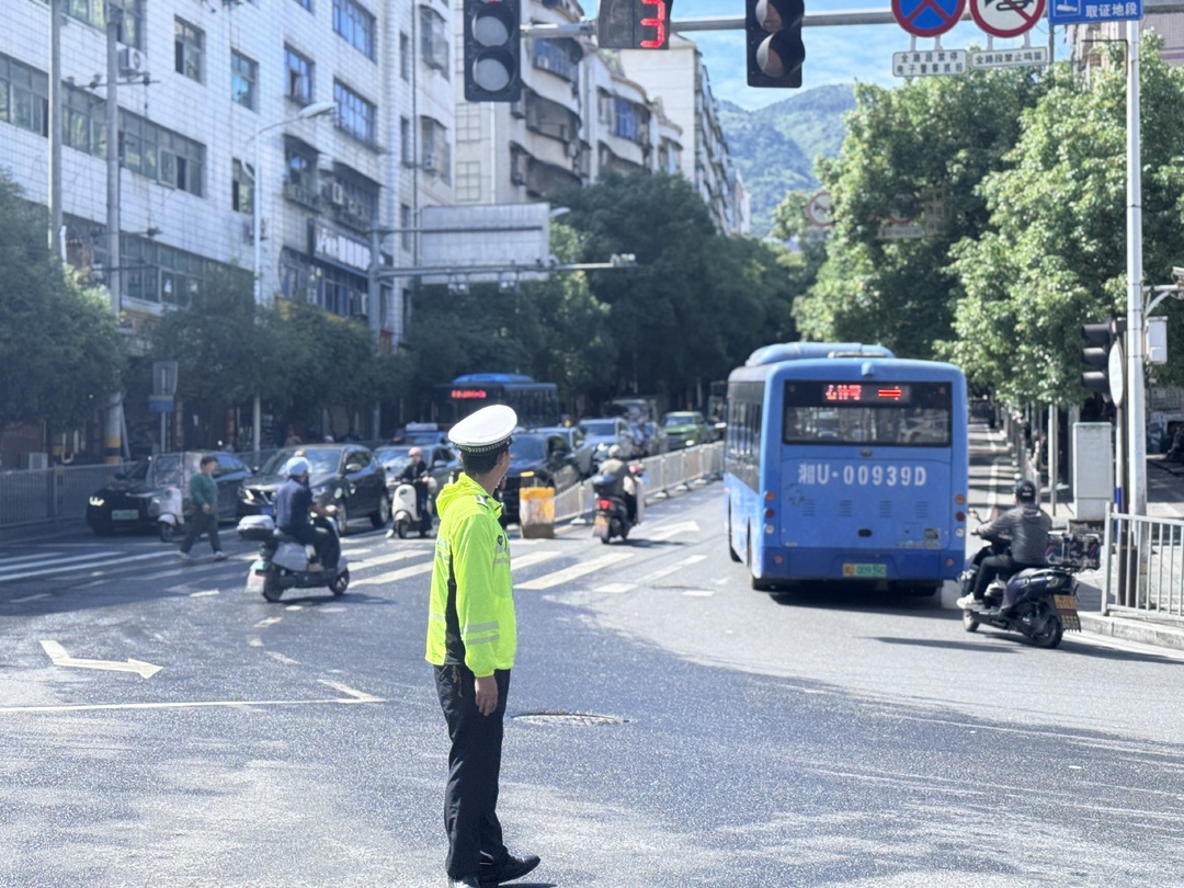 为高考护航，他们坚守一线