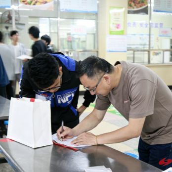 大雨无惧 温情护考 芷江暖心护航学子从容应考