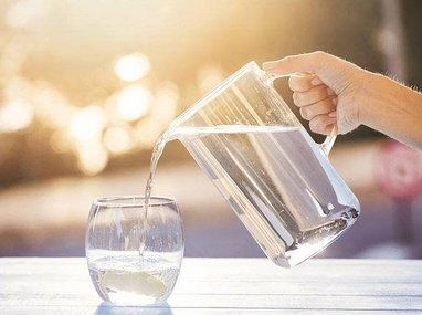 每天喝4升水能排毒？喝千滚水致癌？
