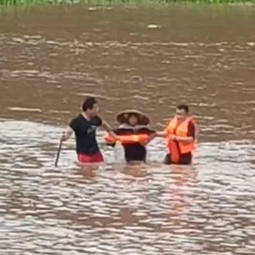 暴雨极值下的生命救援：麻阳党员的“半小时生死时速”