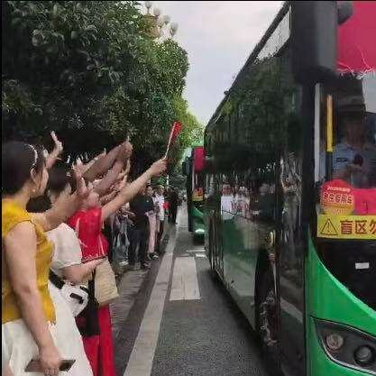 怀化40余辆爱心公交护航学子赶考路