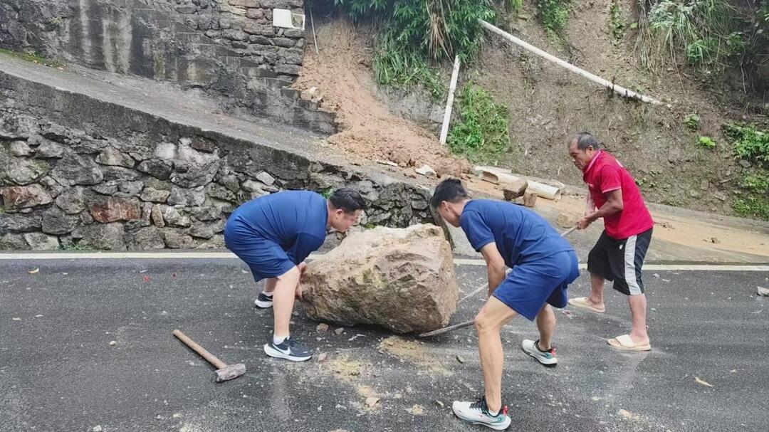 风雨之中显担当 防汛一线暖民心