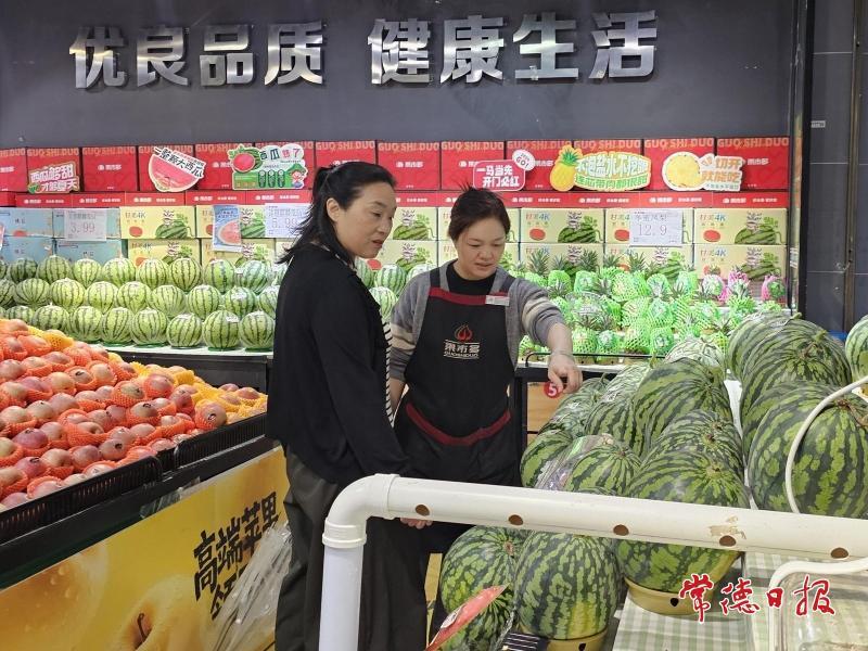 西瓜、荔枝和榴莲大量上市 常德夏日果市有点“甜”