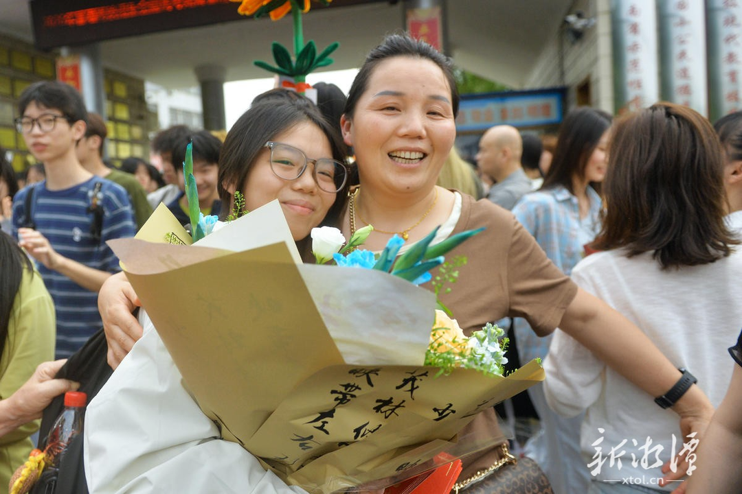 高考落幕，亲朋好友花式迎接考生