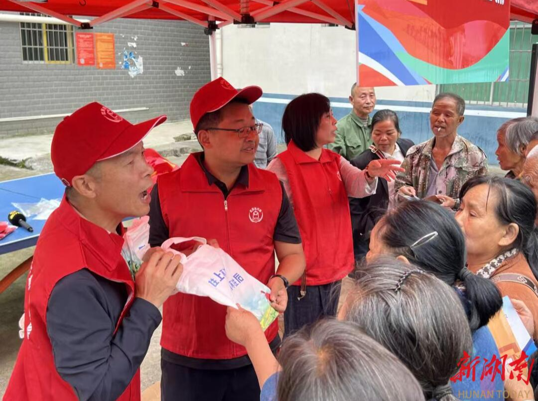 “红背包”驶进侗乡苗寨，地灾防治知识“零距离”送达