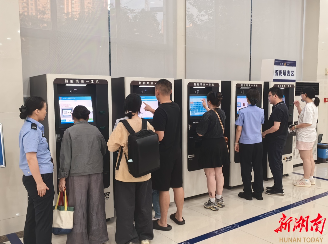 高考后现暑期办证热 长沙公安夜间办证便民惠民@湖南日报