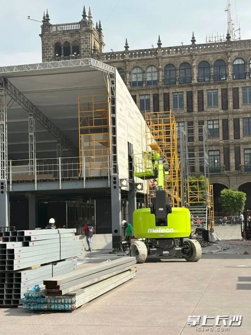 中联重科智能高机也参与世界杯墨西哥城临时外场舞台的搭建工作。长沙晚报通讯员 刘成坤 供图 中联重科智能高机也参与世界杯墨西哥城临时外场舞台的搭建工作。长沙晚报通讯员 刘成坤 供图