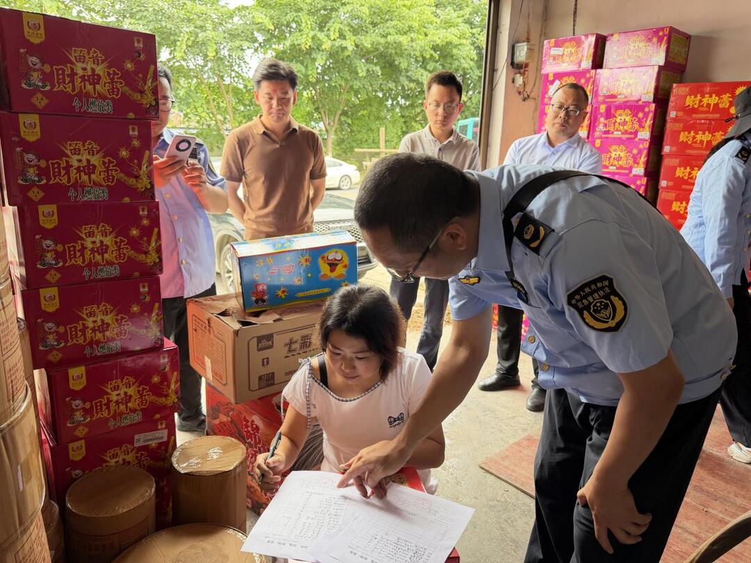 仪器一扫，精准锁定！严治烟花爆竹安全隐患