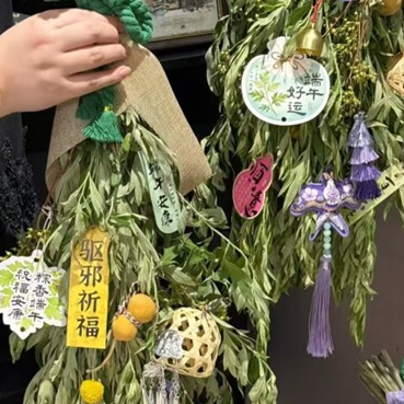 粽叶飘香·岁岁相传⑥丨湘乡：老习俗变潮饰品 艾草门挂成端午“新宠”