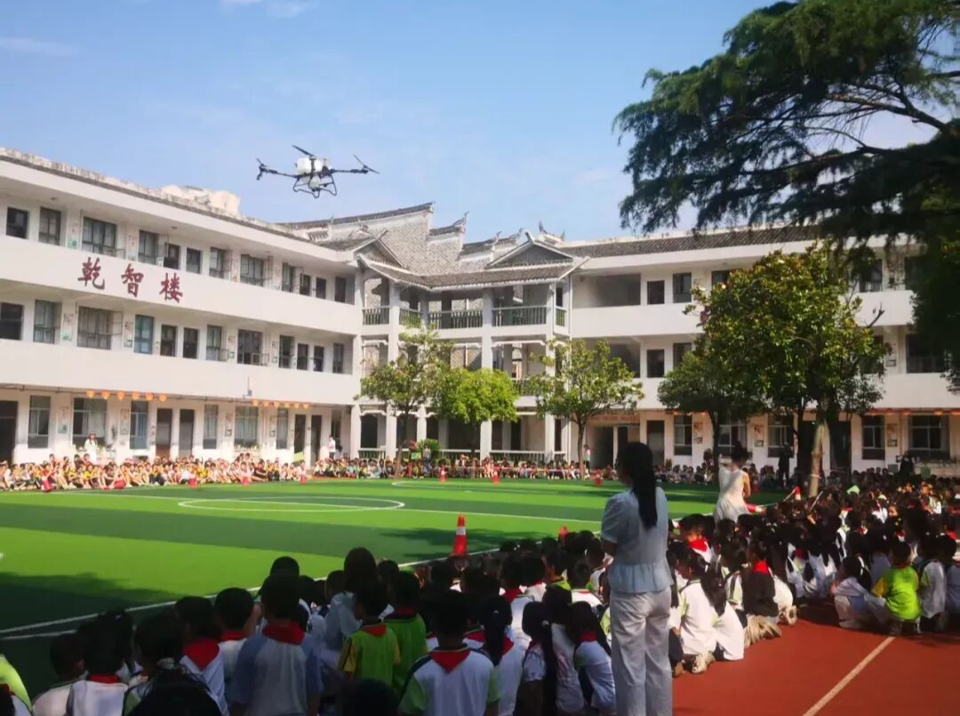 科普大篷车开进校园 点亮少年科学梦