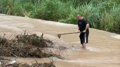 强降雨致排水渠、过水路面严重堵塞，乡、村干部冒雨开展道路清淤和沟渠疏通作业