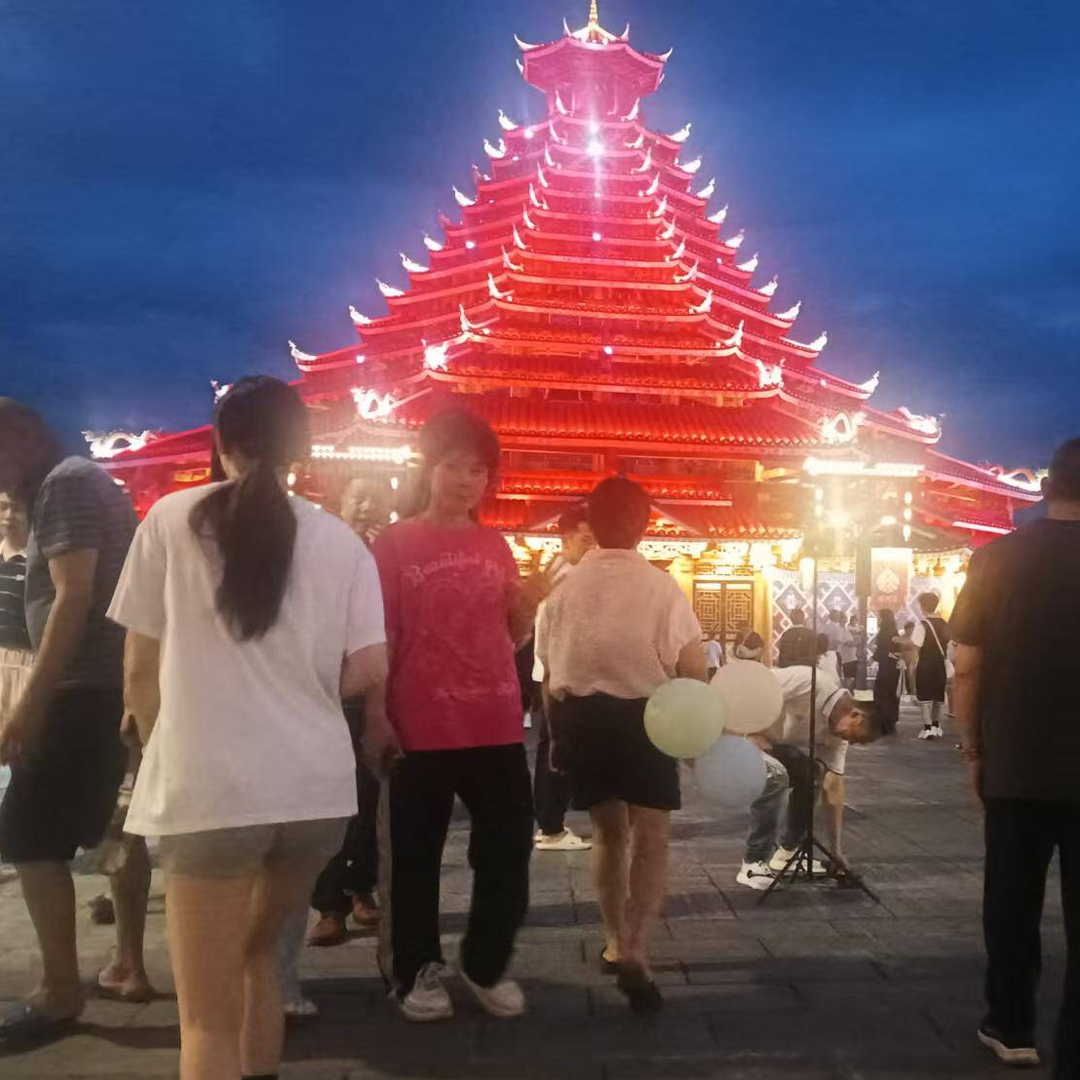 端午假期人气旺！榆树湾青春广场夜色如画