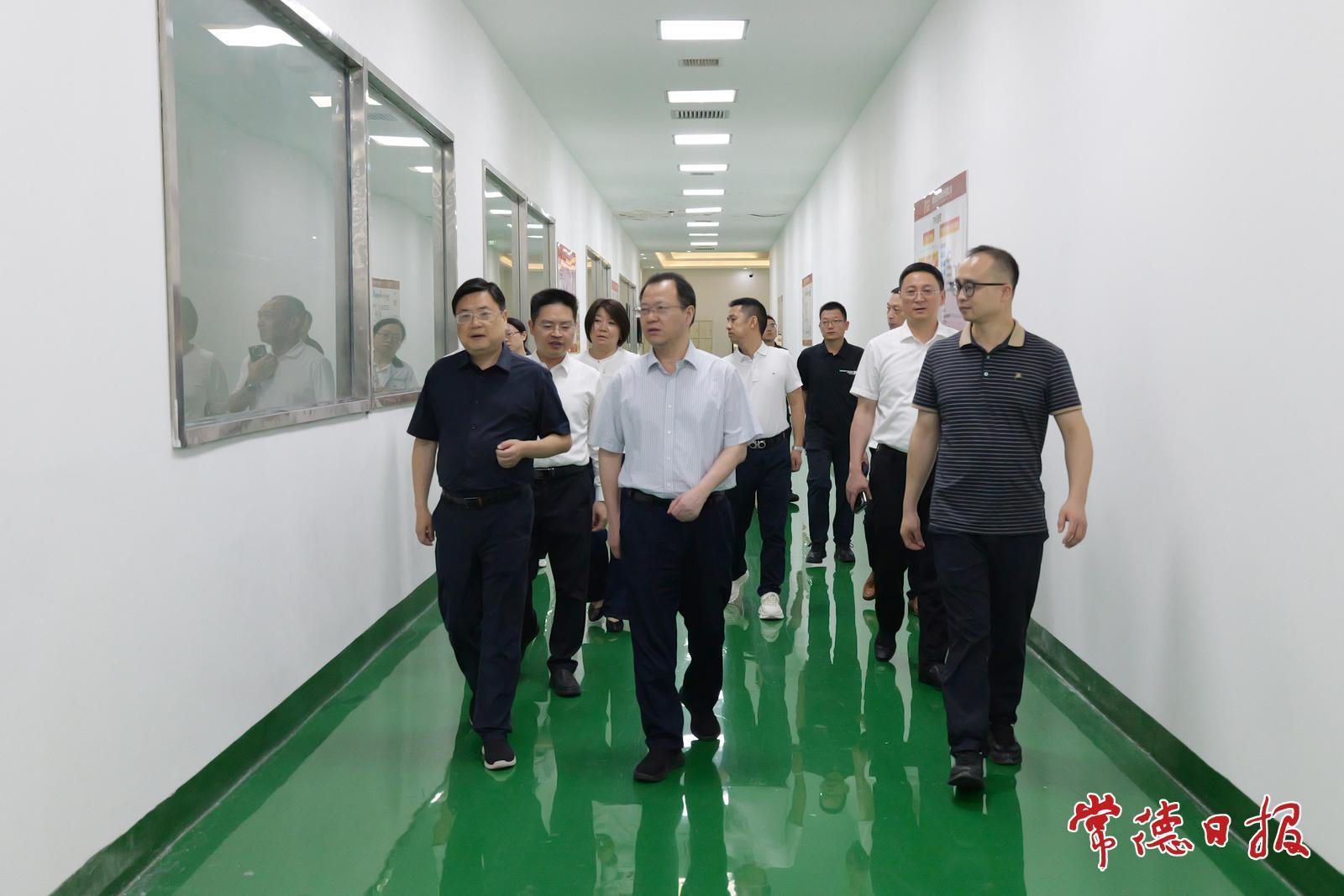 周振宇调研新材料新能源产业发展