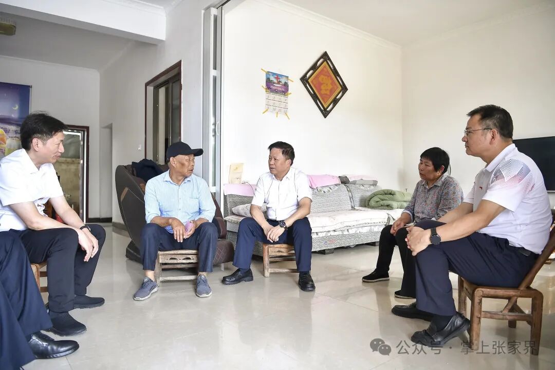 贺辉开展“七一”走访慰问 情暖英模家属与老党员
