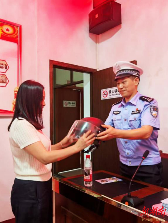 送头盔更是送安心！珠晖交管大队把交通安全知识送到居民家门口