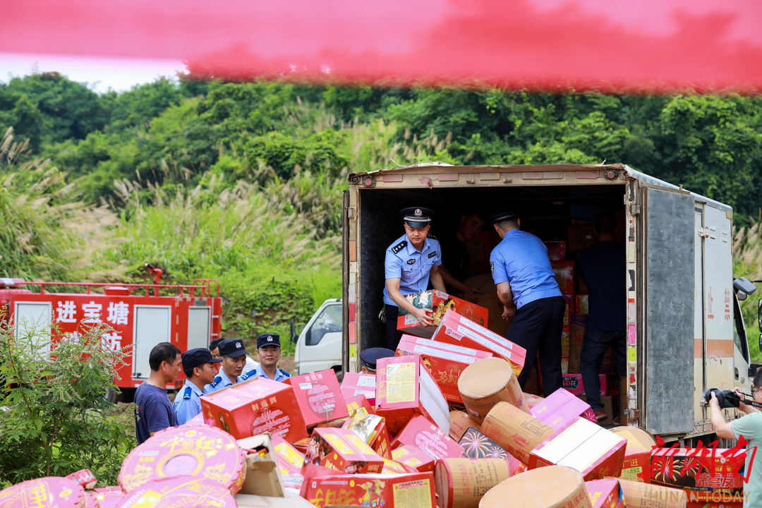 祁阳市公安局集中销毁非法烟花爆竹5000余件 筑牢安全防线