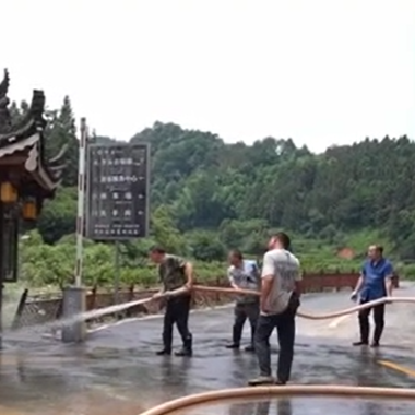 党旗在防汛抗灾一线高高飘扬 | 通道：党员干部清淤抢修 全力恢复景区正常秩序