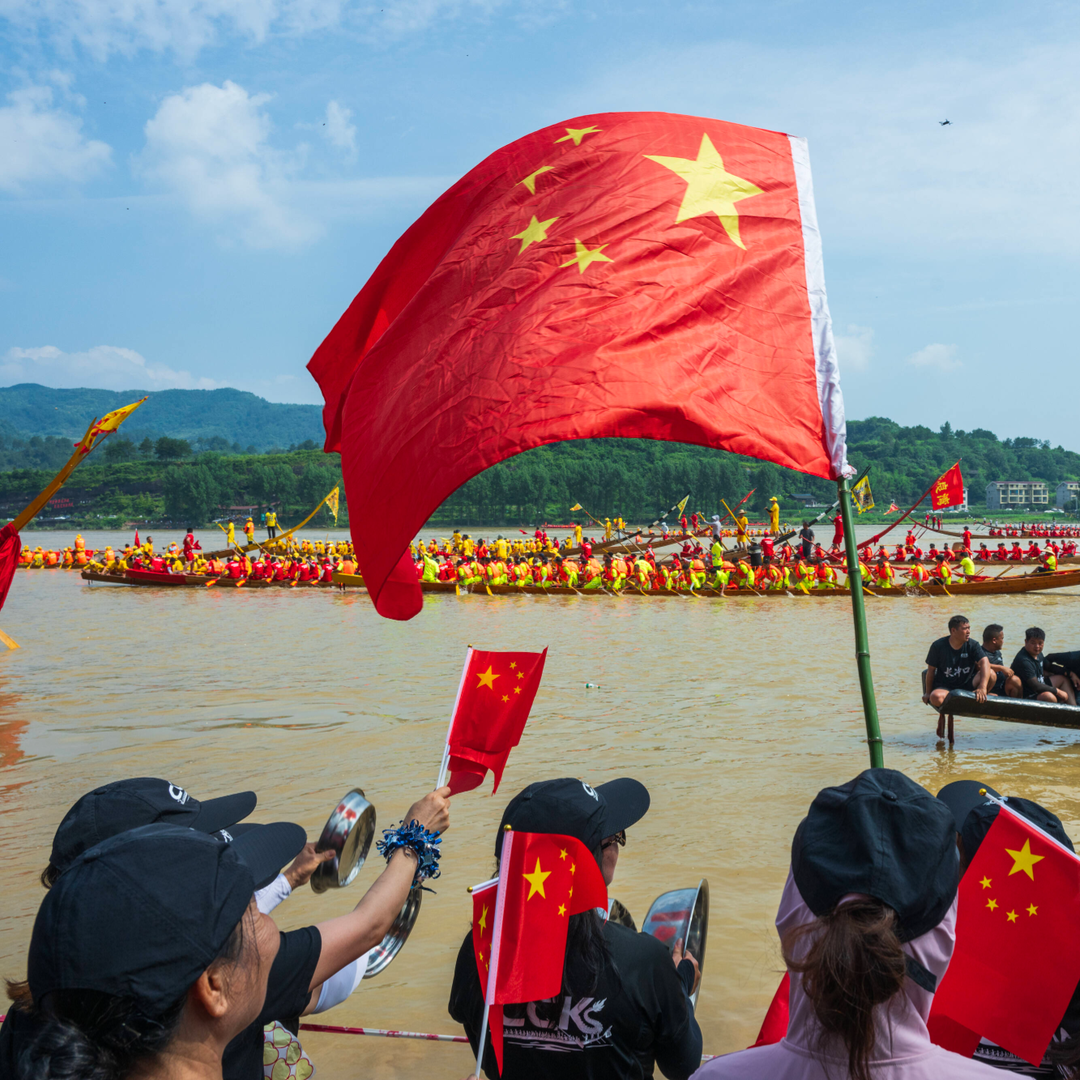 辰溪县龙头庵乡沅水河畔，百余只燕尾龙舟齐聚江面