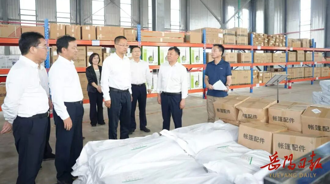 谢卫江在湘阴县督导检查防汛救灾物资管理工作