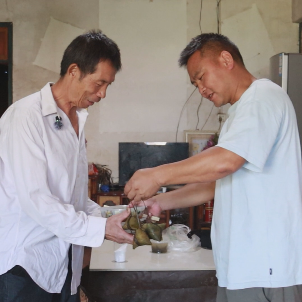 一顿热饭里的温情守护——麻阳锦和镇官村村“共享食堂”探索农村养老新路径