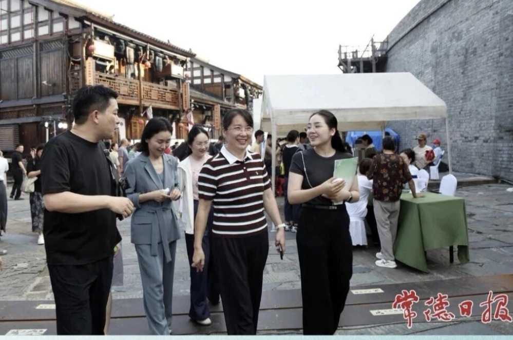 名医坐诊药膳飘香 常德河街“中医夜市”开市