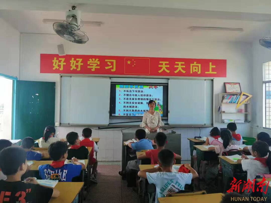 乡村红烛，三十五载照亮求知路——记汉寿县乡村教师杨雪群