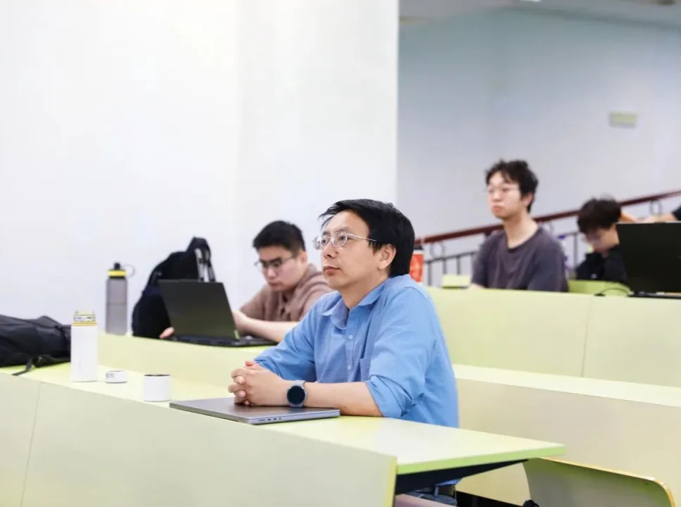 4名大学生出题，AI考了0分！