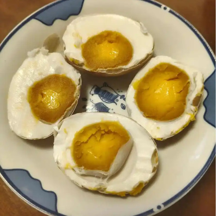 流油咸鸭蛋虽香，高盐隐患别忽视！专家分人群给出食用指南
