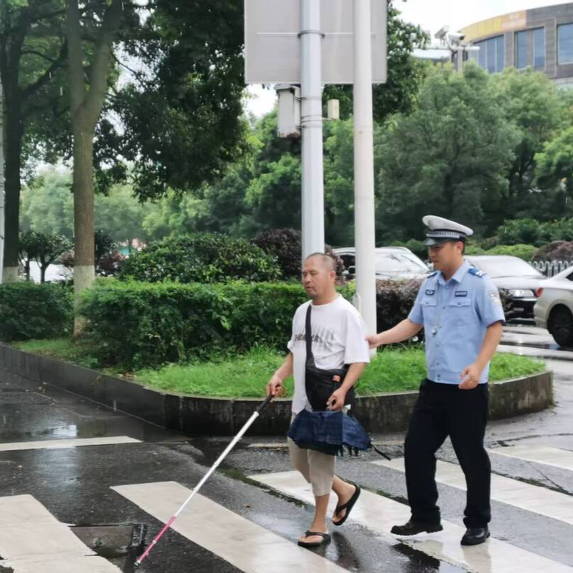 视频丨暖心一幕！交警穿越车流救助逆行盲人