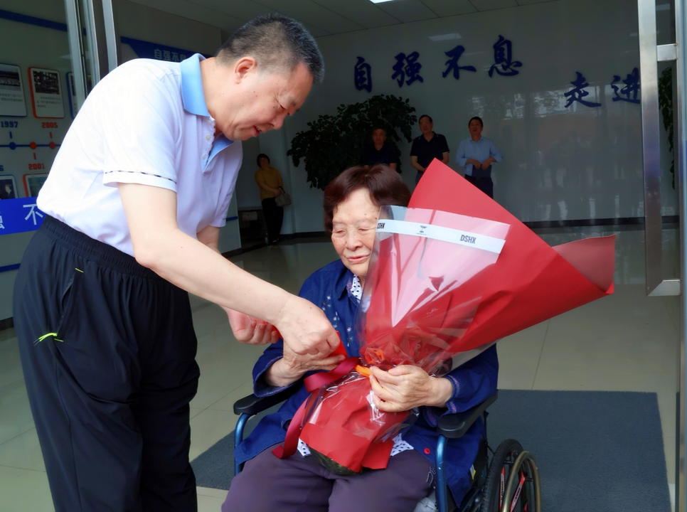 毛万春走访慰问“七一勋章”获得者钟掘院士
