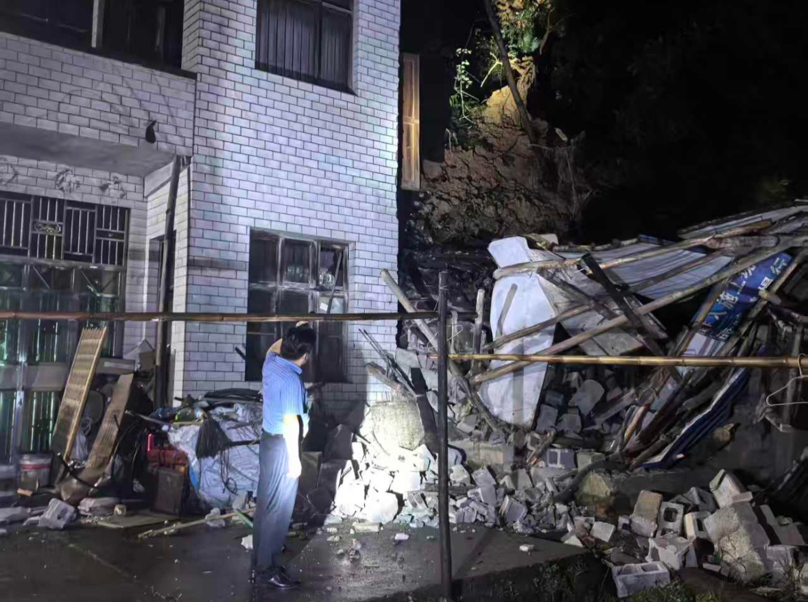 “汛”速行动 | 暴雨夜后山垮塌封路困人，梅城镇党员干部火速救援筑起“安全堤坝”