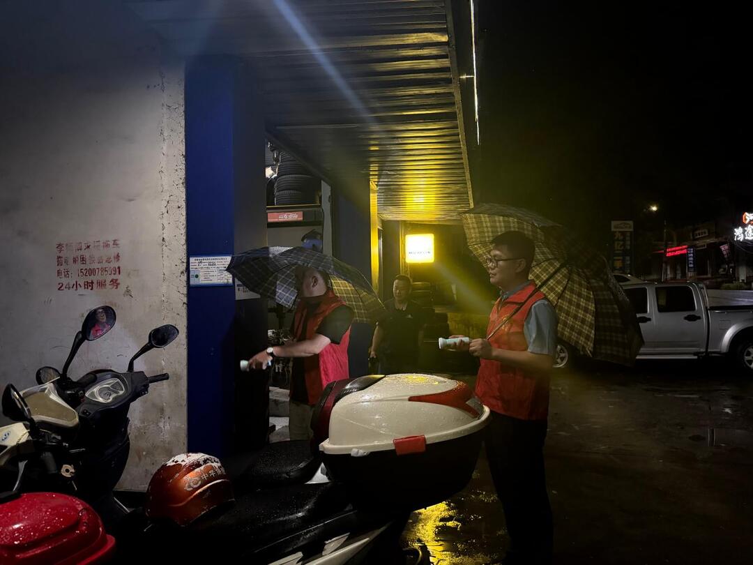 夜间严查飞线充电、楼道堆物消防隐患，织密消防安全“防护网”