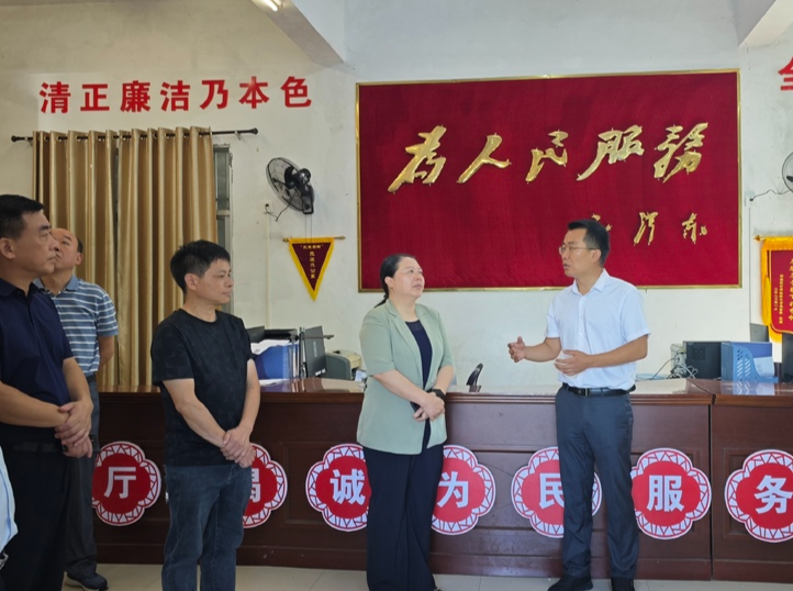 吴凌频到凤凰县调研基层人大工作和茶叶产业发展
