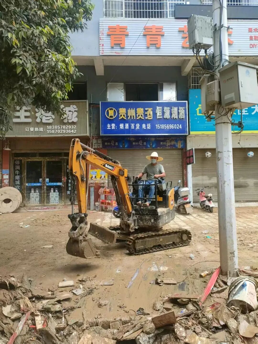 “蚂蚁小挖” 再出发！桂阳父子带挖机驰援广西