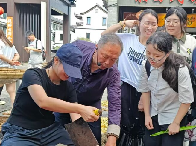 吉首大学学子走进苗父堂医馆见习 近距离感受民族医药魅力