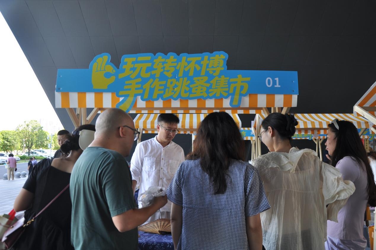 怀博迎来“非遗双响”日：展厅赏云南剪纸，连廊逛手作集市，大厅学苗族歌鼟