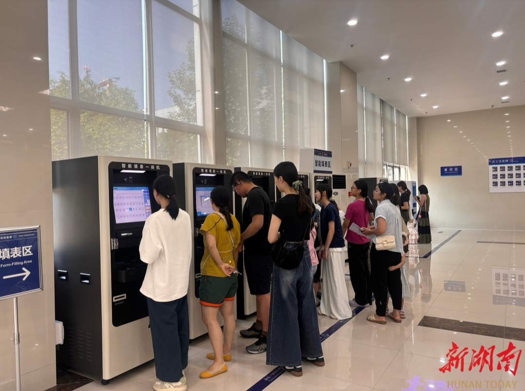 暑期出入境办证难？长沙“周末办证”专场暖心“圈粉”