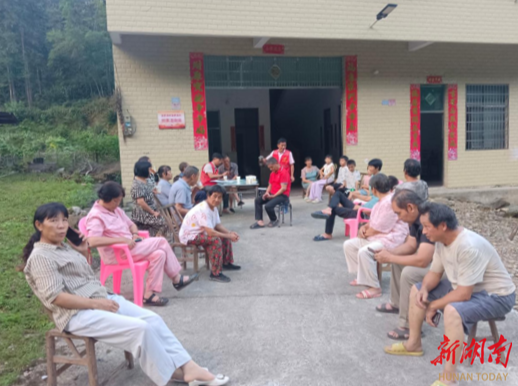 金洞凤凰乡菠萝源村依托片区村民活动站办好群众身边事