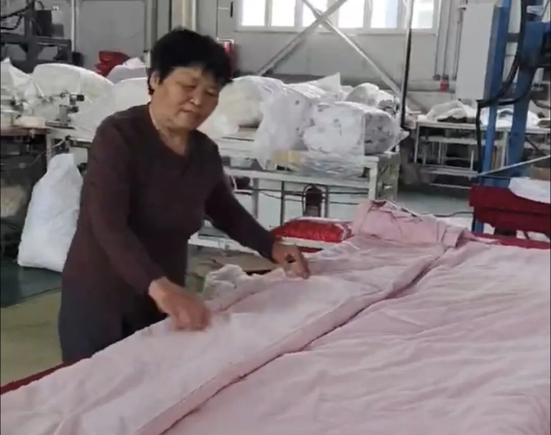 王秀芹在工作中。受访者供图.jpg 图片